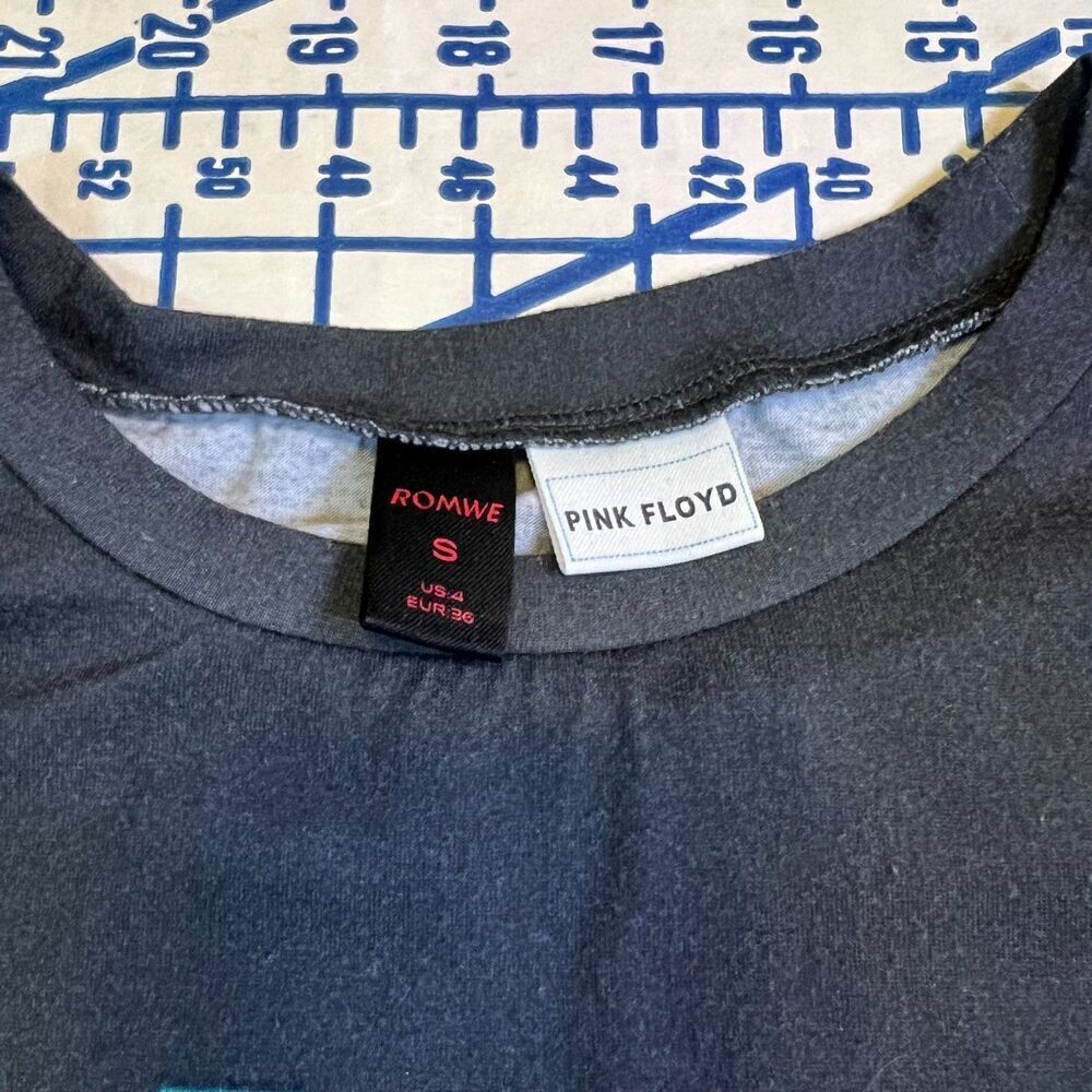 Pink Floyd T-Shirt Size Small In Concert Wembley Stadium Gray Reprint Shirt - Picture 8 of 9